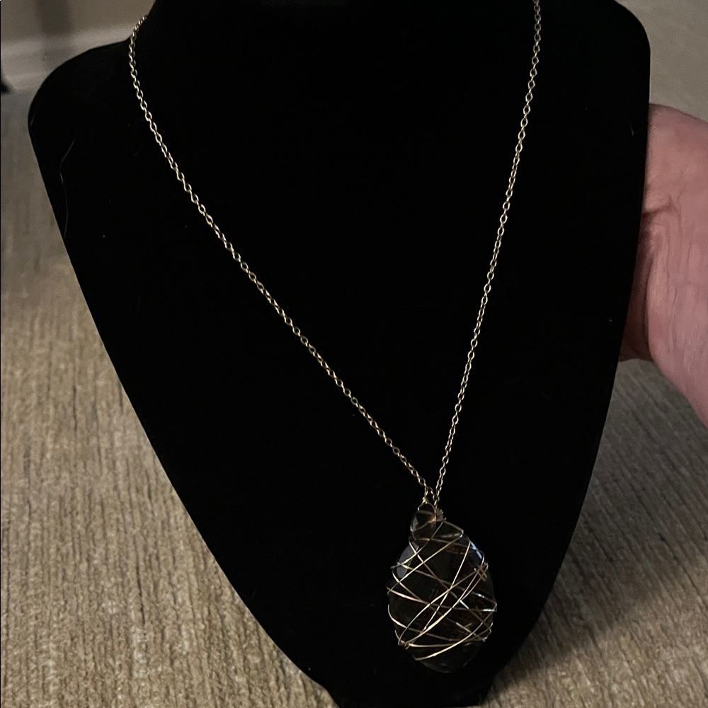 Elegant Gold Wire-Wrapped Pendant Necklace